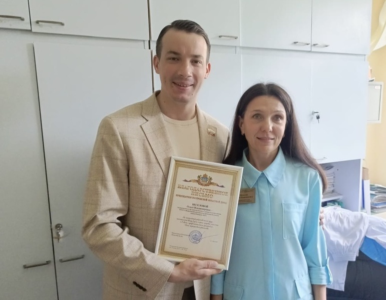 Руслан Фёдоров передал шарьинским медикам благодарности от Костромской областной Думы