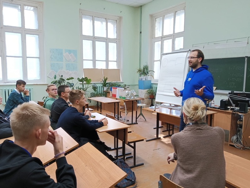 Активист ЛДПР встретился со старостами костромского техникума 