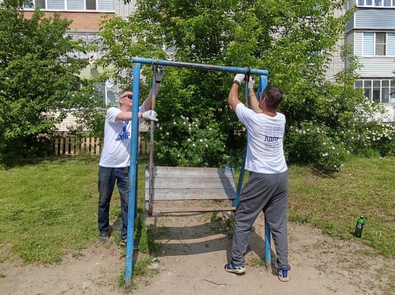 ЛДПР не ждет, а действует: партийцы своими силами приводят в порядок детскую площадку в Шарье