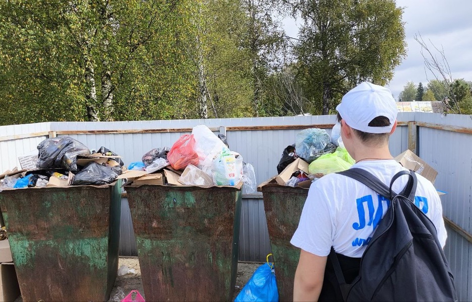 Молодежь ЛДПР проверила состояние мусорных площадок в поселке Зебляки Шарьинского района 