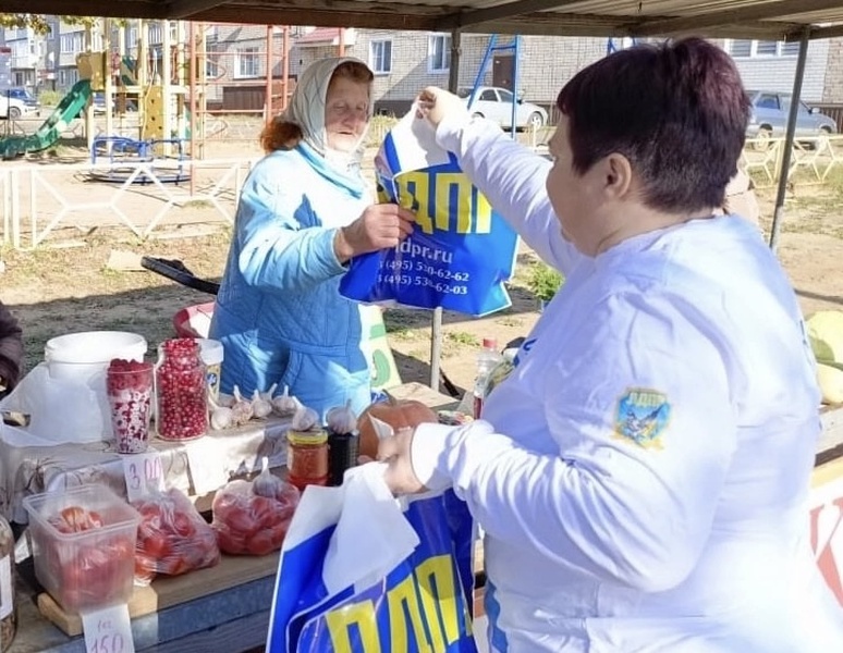 Шарьинские активисты поздравили старшее поколение с праздником мудрости 