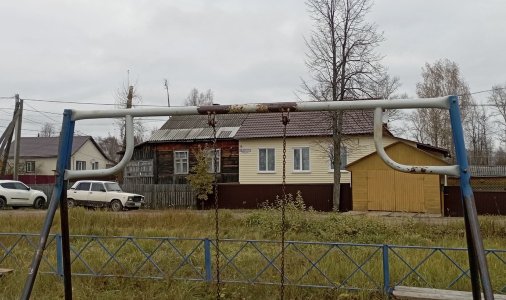 Молодежь ЛДПР обеспокоена состоянием детской площадки в поселке Зебляки Костромской области