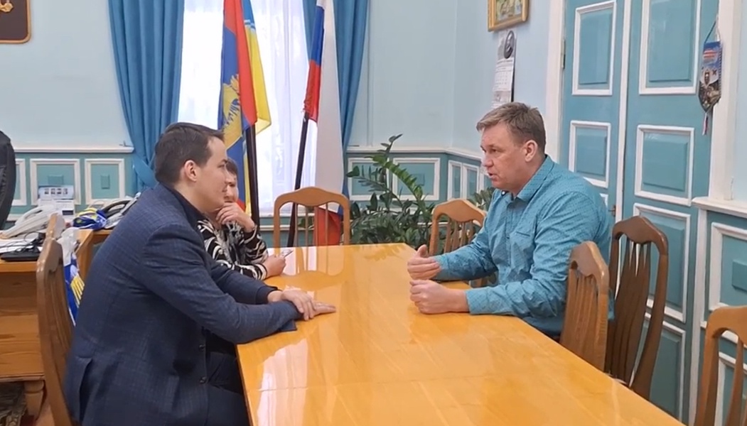 Руслан Фёдоров встретился с главой Солигаличского района и передал награду директору школы 