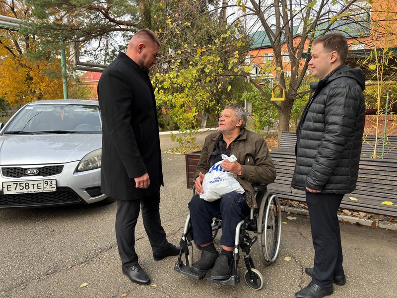 В день слепых партийцы посетили пансионаты для пожилых и людей с ограниченными возможностями