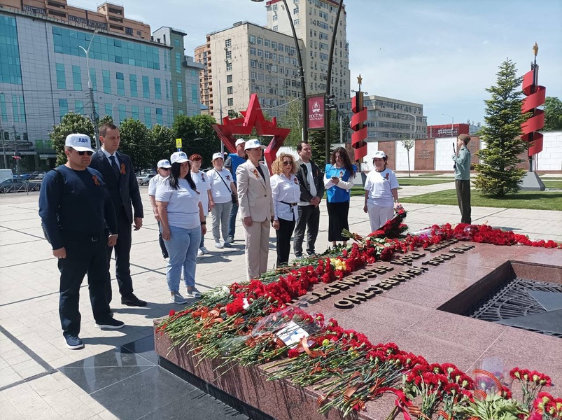 В преддверии Дня Победы, активисты ЛДПР почтили память павших воинов и возложили цветы у мемориала Вечный огонь