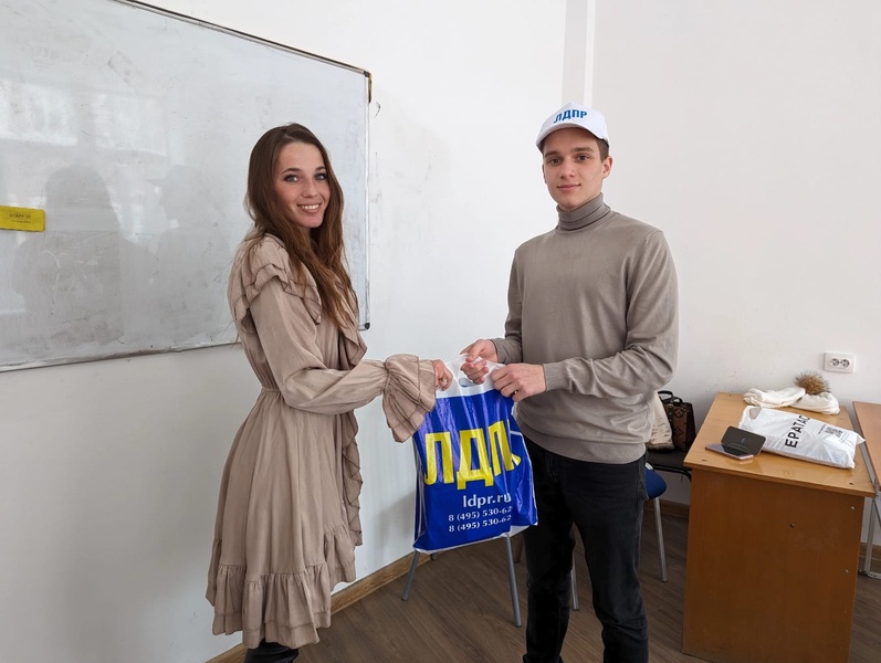 Краснодарские активисты поздравили преподавателя Академии маркетинга и социально-информационных технологий