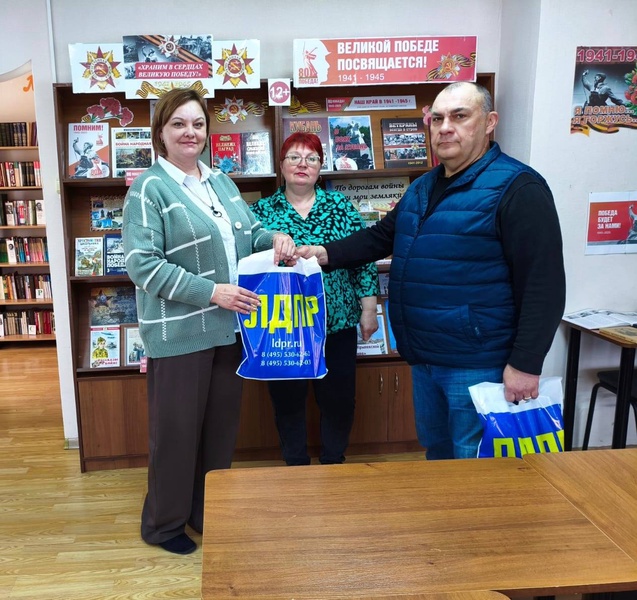 С профессиональным праздником деятелей культуры и искусства региона поздравили партийцы