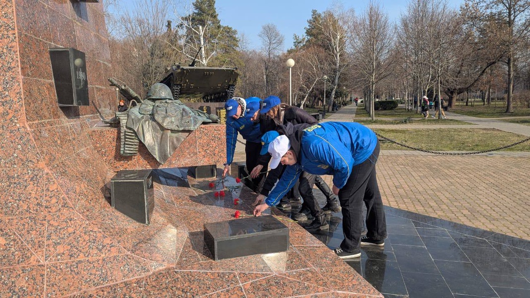 Партийцы почтили память войнов-интернационалистов и встретились с ветераном Афганской войны  