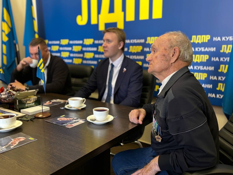Партийцы почтили память Владимира Жириновского в третью годовщину его ухода
