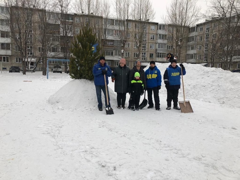 Депутаты и активисты ЛДПР в Ачинске принесли праздник и веселье в Юго-восточный микрорайон