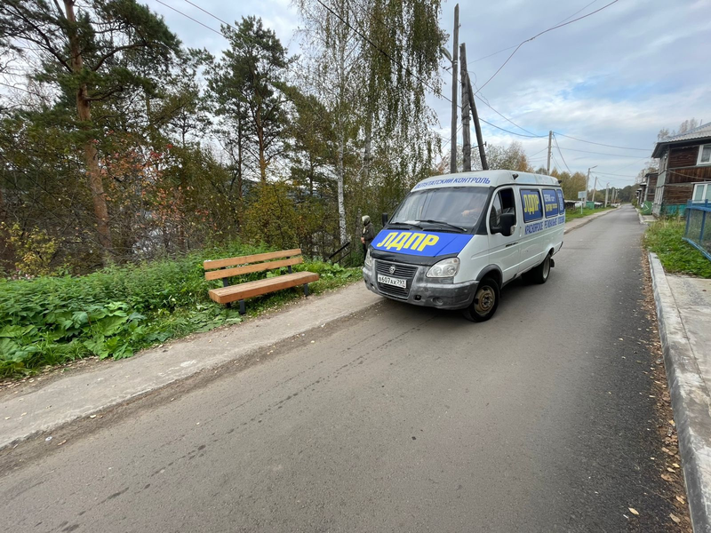 Депутат ЛДПР установил ещё одну лавочку в Молодёжном
