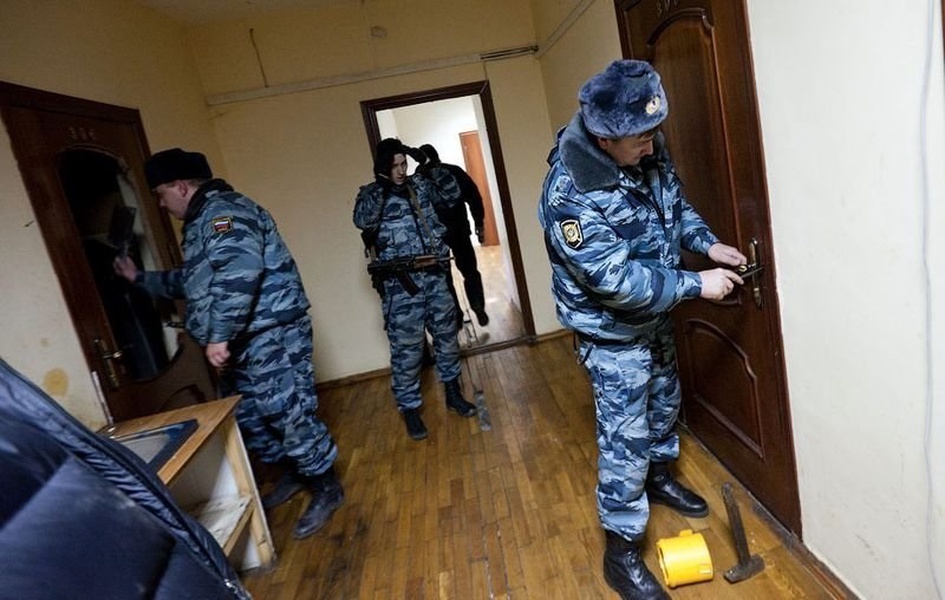Полиция получила. ОМОН В доме. Омоновцы врываются в дом. ОМОН вламывается в квартиру.