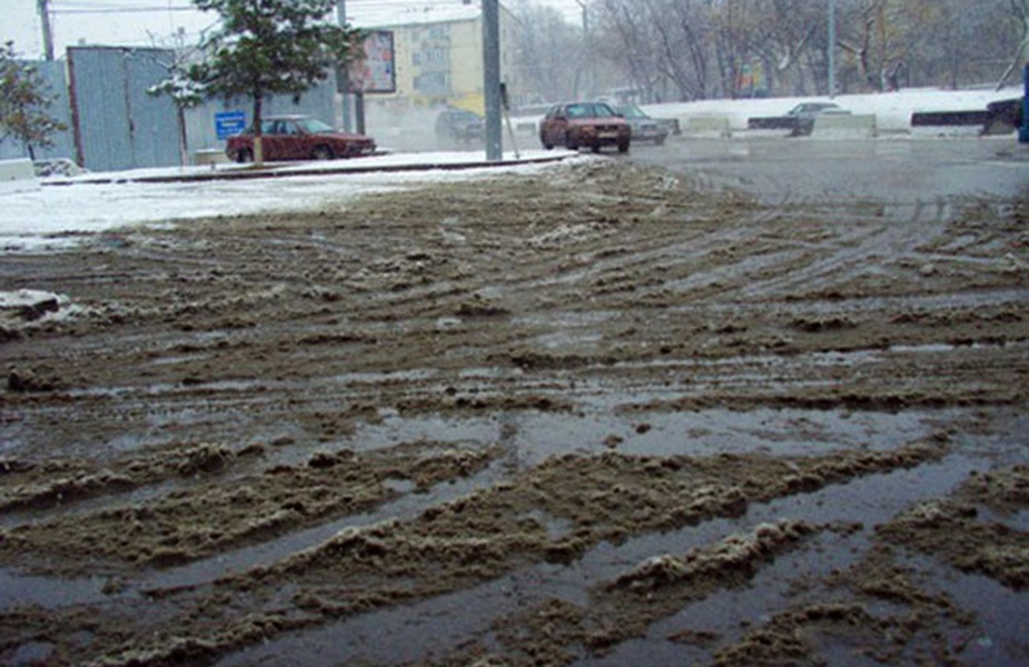 На дороге снег обмяк под ногами каша