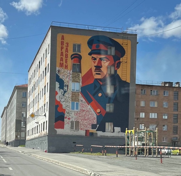 Ошиблись с лицом и местом: в Норильске критикуют новый мурал