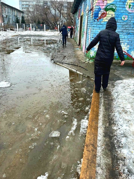 Депутат ЛДПР требует привести в порядок территорию детсада, которую заливает талыми водами