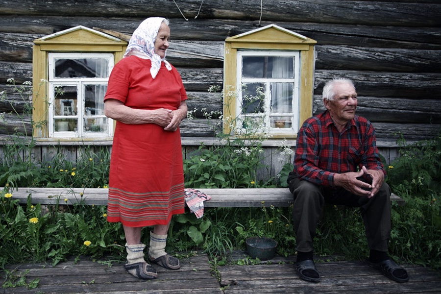 Бабушка куда. Старики в деревне. Деревенские люди. Бабушка и дедушка в деревне. Пожилые люди в деревне.