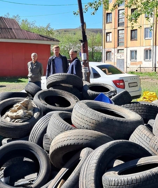 Ночная магия: утром жители Кировского района обнаружили свалки шин во дворах