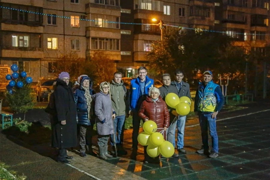 ЛДПР помогла украсить пространство во дворе жилого дома