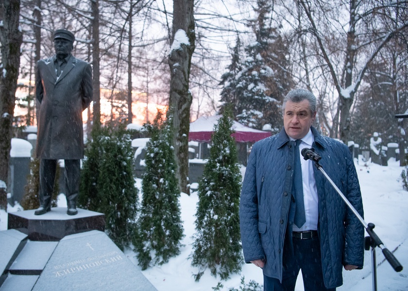 В день рождения партии соратники Жириновского почтили его память на Новодевичьем кладбище