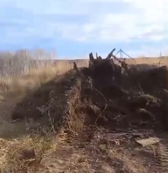 Прямо сейчас в Уяре пытаются закопать несанкционированную свалку