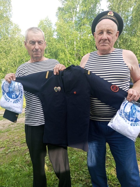 Шатровское местное отделение ЛДПР поздравило ветеранов-моряков с праздником