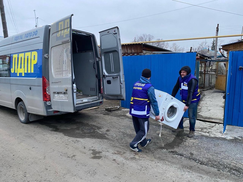 Депутаты ЛДПР в Кургане помогают людям эвакуироваться 