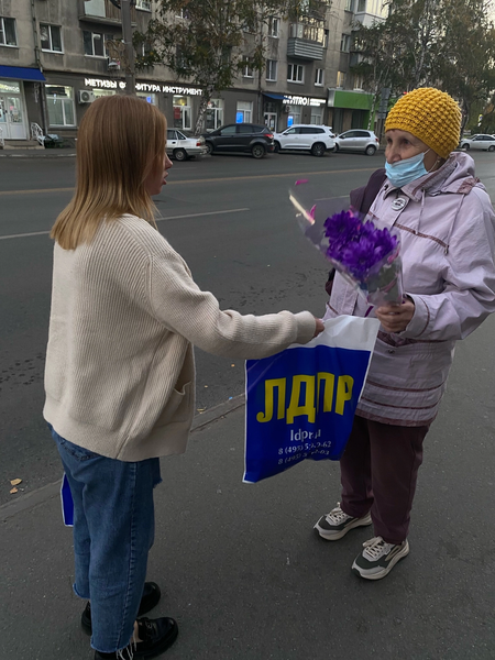 Партийцы поздравили жителей Курганской области с Днем пожилых людей