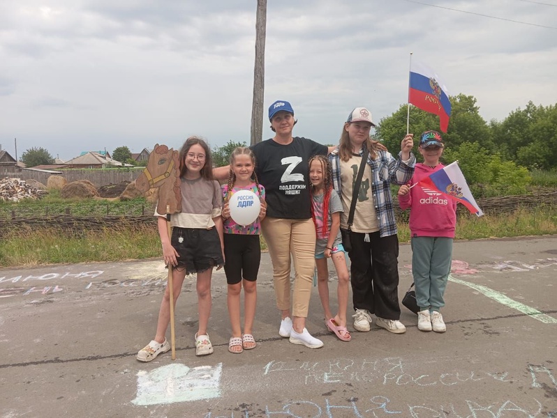 Депутат от ЛДПР  устроила детский праздник в деревне Становой