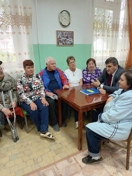 Рабочие поездки по региону и встречи с населением - приоритет в партийной  работе 