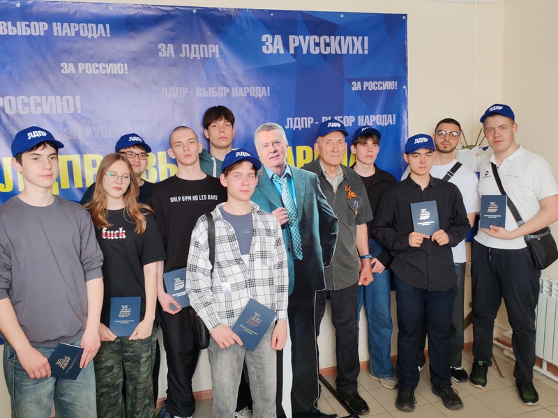 Курганское отделение ЛДПР объединило поколения в честь дня рождения Владимира Жириновского.