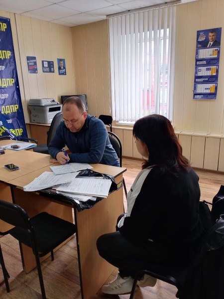 Активисты ЛДПР провели субботник в память о ветеранах ВОВ и оказали помощь семье участника СВО