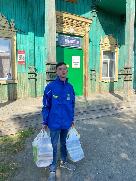 Курганские партийцы передали в библиотеку 100 книг