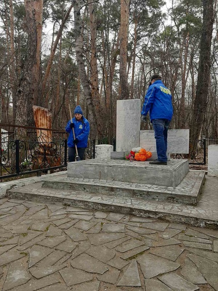 Активисты ЛДПР привели в порядок территорию у памятника советским воинам