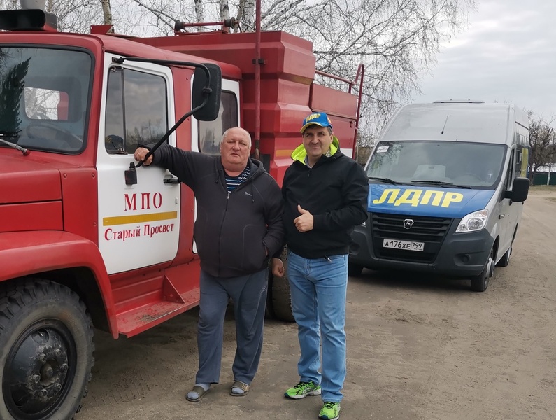 В Кургане партийцы поздравили огнеборцев с профессиональным праздником