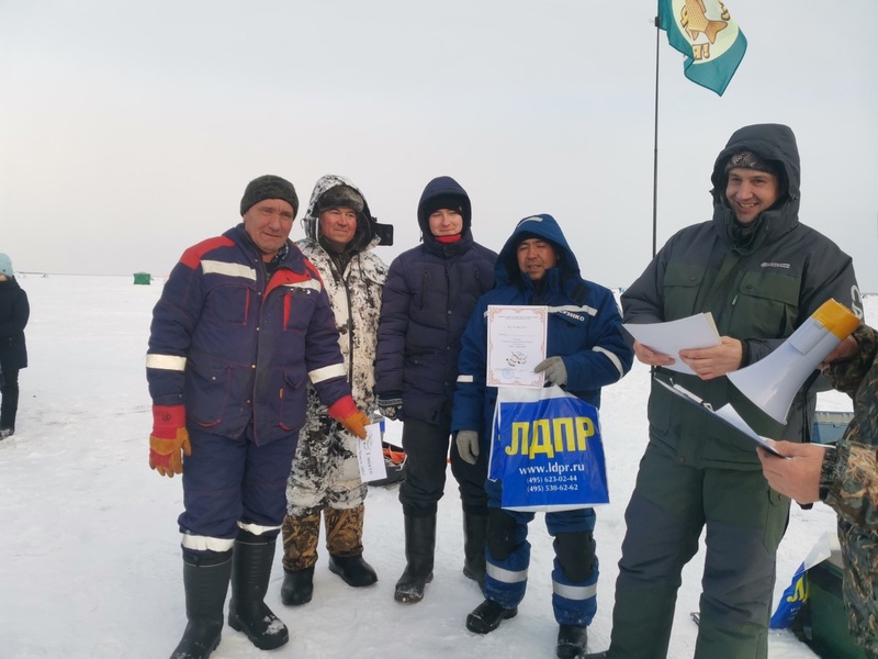 Половинские партийцы ловили рыбу и вручали подарки рыбакам