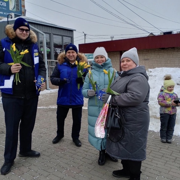 Партийцы поздравили женщин с 8 марта