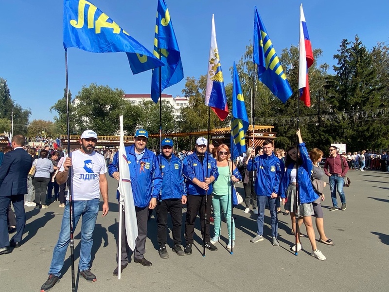 Курганские партийцы приняли участие в митинге в поддержку российской армии и народа Донбасса