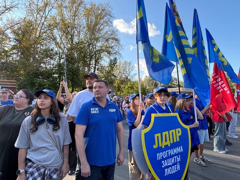 Актив ЛДПР в Кургане принял участие в митинг-концерте в честь Дня флага РФ