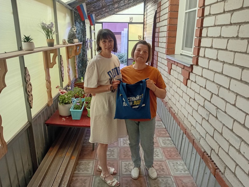 Альменевское отделение ЛДПР поздравило фельдшера с 30-летним стажем