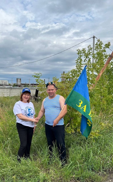 Активистка ЛДПР поздравила десантников в Кургане
