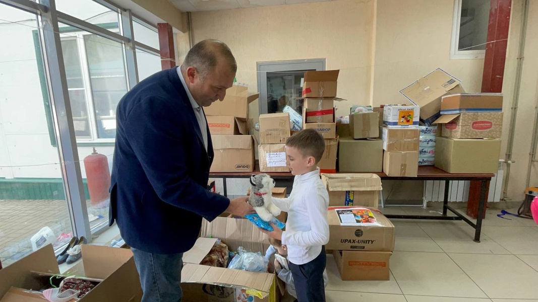 Курские партийцы вручили подарки детям, находящимся в пункте временного размещения