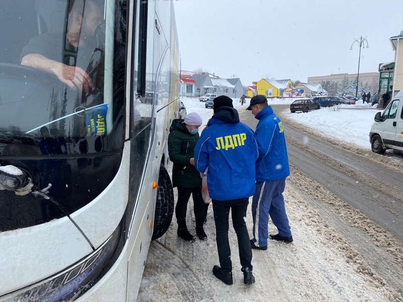 Автобус помощи ЛДПР посетил село Мантурово