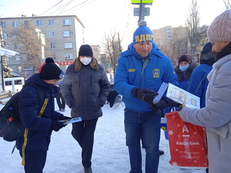 Команда автобуса помощи ЛДПР курсирует по областному центру