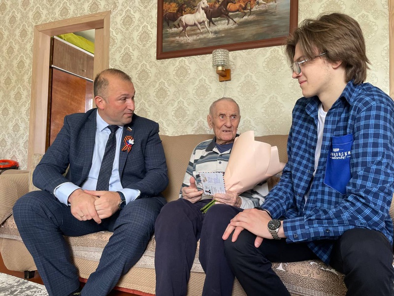 Курский ветеран ВОВ Алексей Сорокин принимает поздравления от ЛДПР
