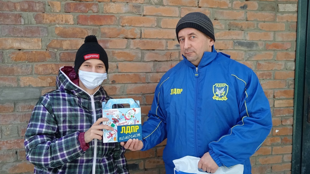 Сладкие подарки от ЛДПР получили ребята из Беловского района