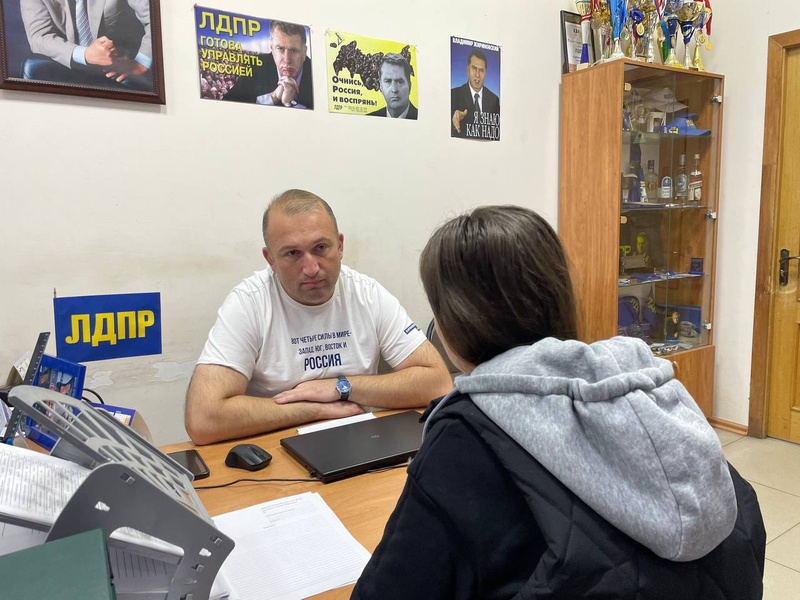 Депутат Томанов провел прием граждан в Курске