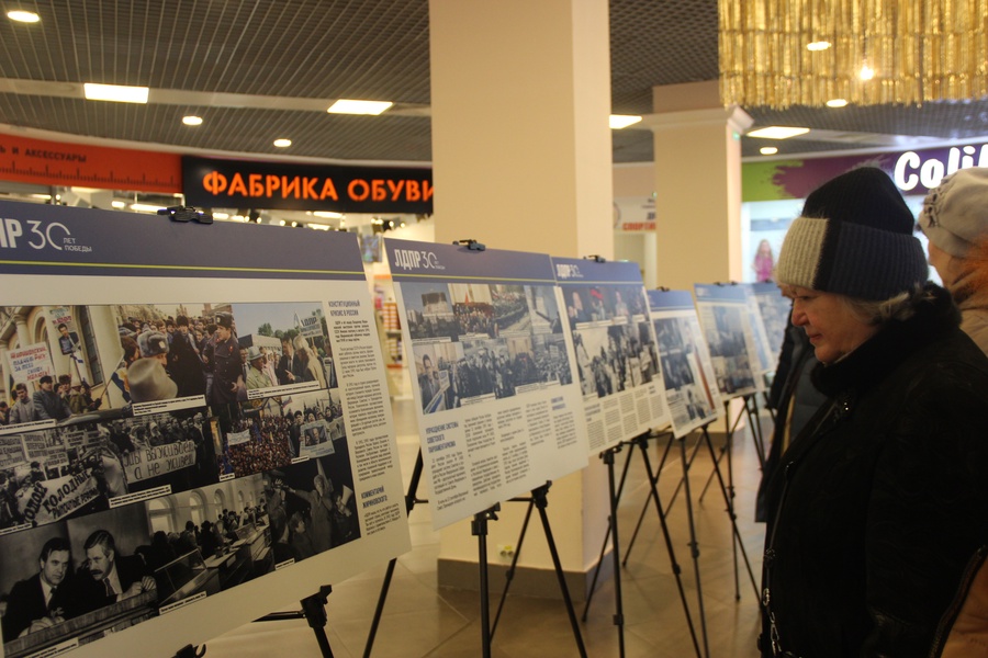 Фотовыставка «30 лет победы ЛДПР» прошла в Курске