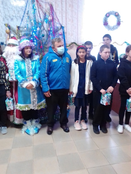 Ученики Ореховской СОШ получили сладкие подарки от ЛДПР
