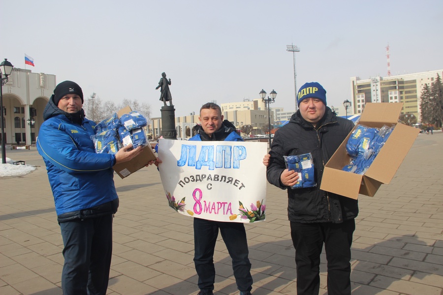 Активисты ЛДПР поздравили курянок с Международным женским днём 8 марта