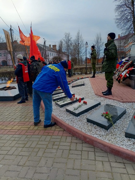 Активисты ЛДПР почтили память защитников родины